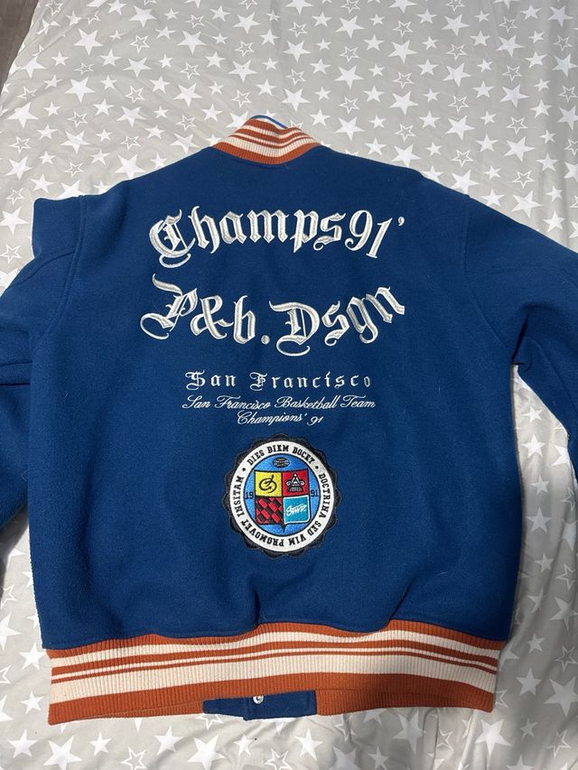 Chaqueta estilo fútbol americano azul y naranja