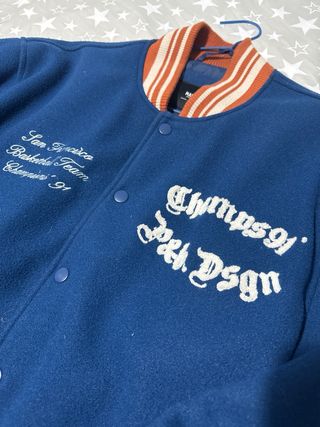 Chaqueta estilo fútbol americano azul y naranja