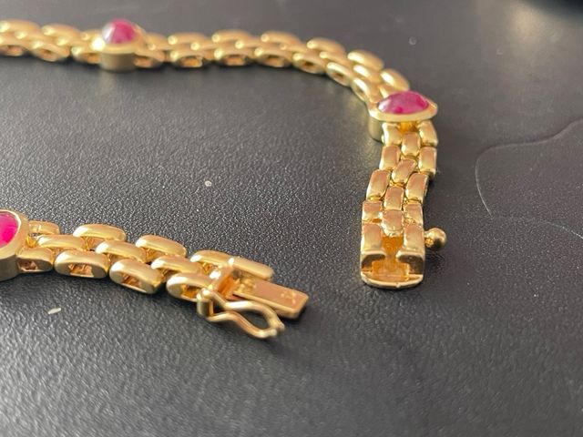 Pulsera de oro con rubíes