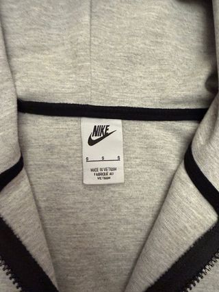 Chaqueta Nike Gris con Cremallera