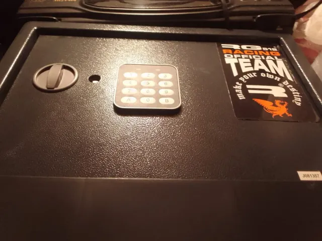 Caja fuerte  negra con teclado numérico