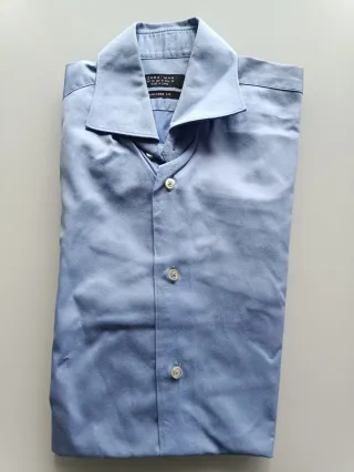 Camisa de vestir de color azul