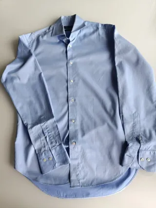 Camisa de vestir de color azul