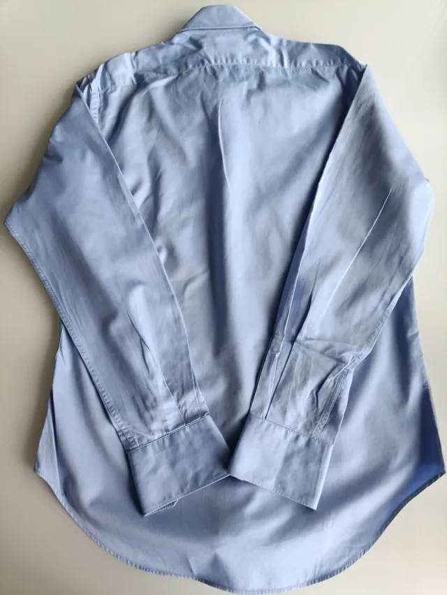 Camisa de vestir de color azul