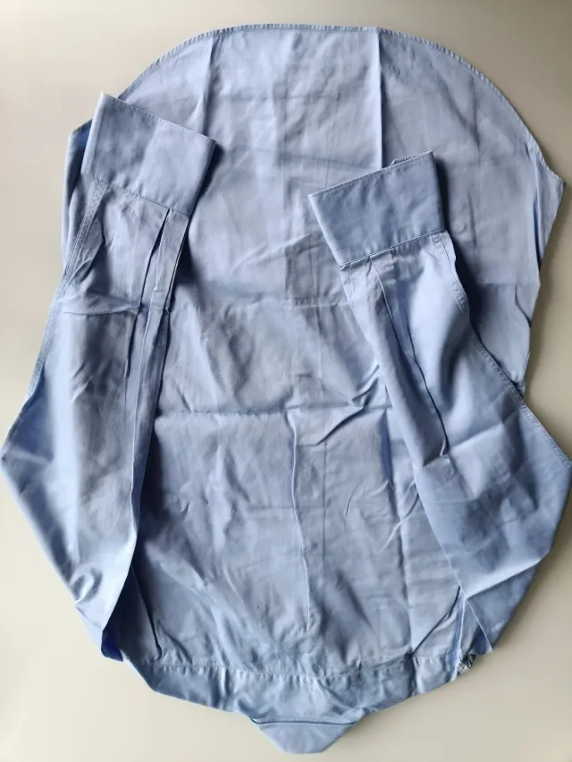 Camisa de vestir de color azul