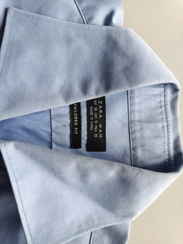 Camisa de vestir de color azul