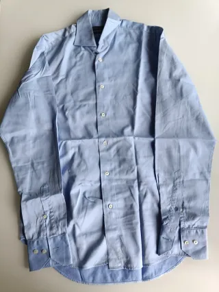 Camisa de vestir de color azul