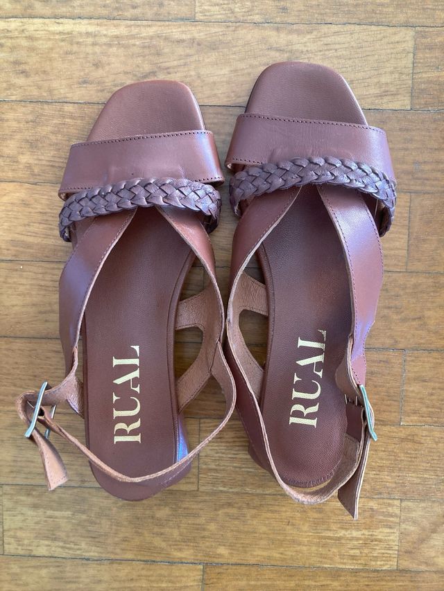 Sandalias de piel marrón trenzadas