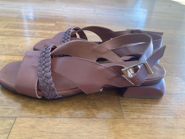 Sandalias de piel marrón trenzadas