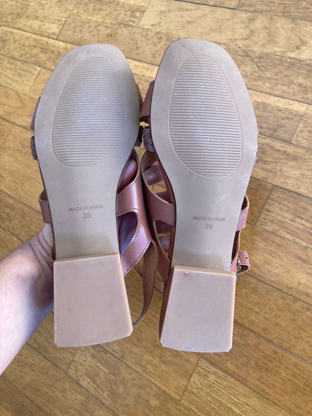 Sandalias de piel marrón trenzadas