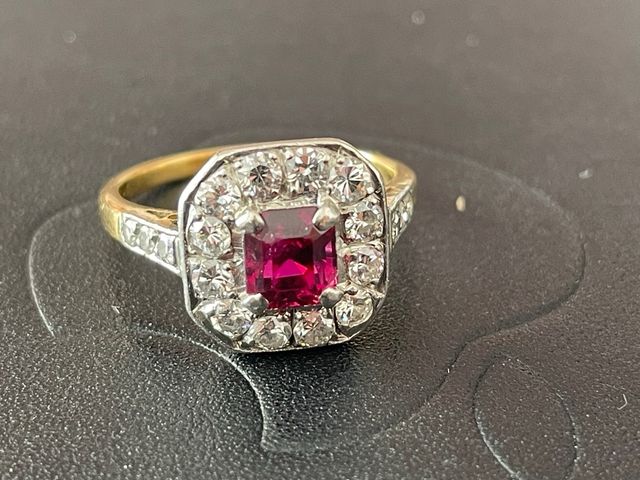 Anillo Oro Diamantes y Rubí