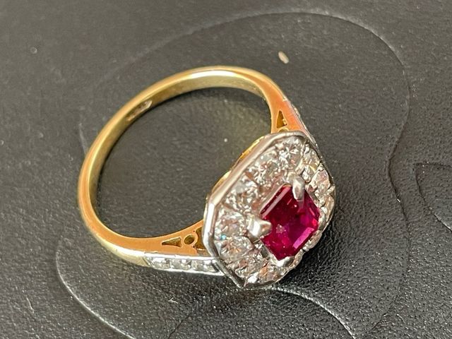 Anillo Oro Diamantes y Rubí