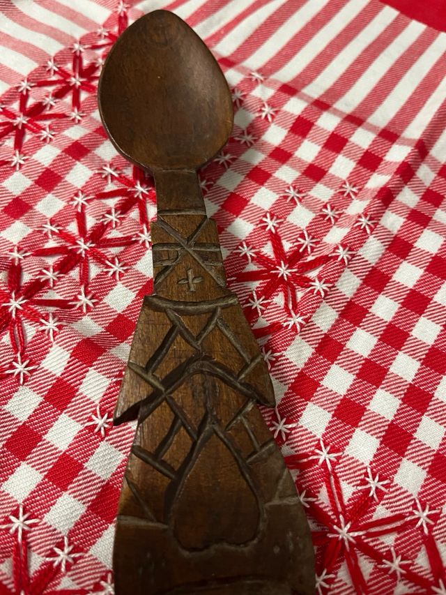 Cuchara de madera tallada de África