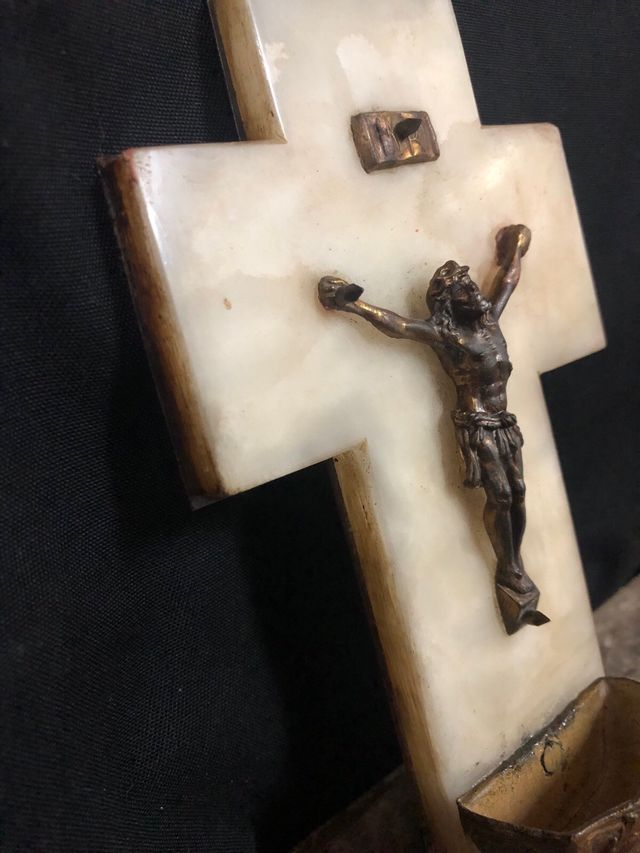 Cristo sobre mármol con benditera 16 x 10 Años 50