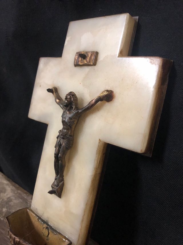 Cristo sobre mármol con benditera 16 x 10 Años 50