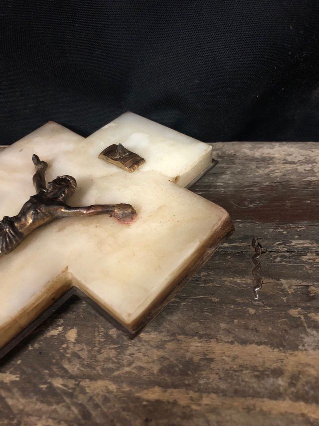 Cristo sobre mármol con benditera 16 x 10 Años 50