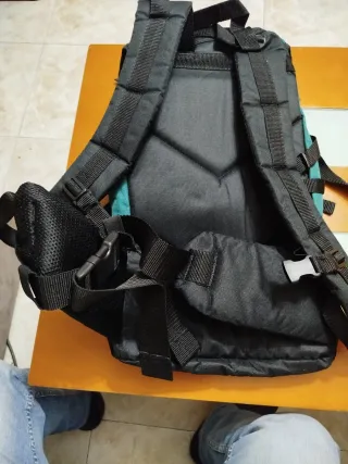 Mochila Hitachi Negra y Verde