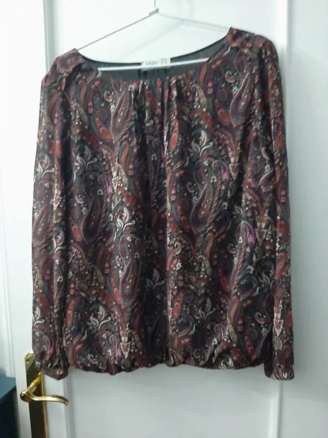 Blusa señora estampada tonos granates