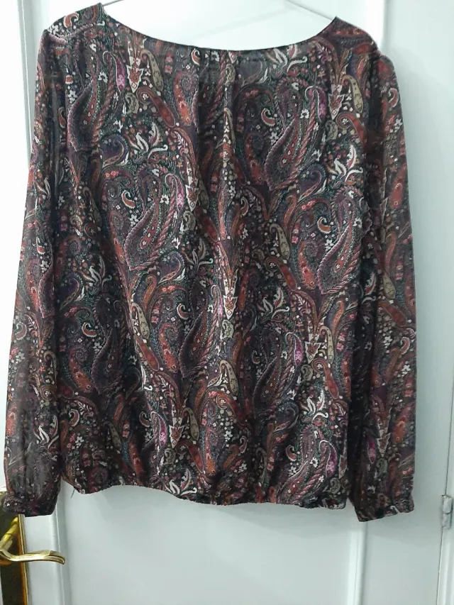 Blusa señora estampada tonos granates