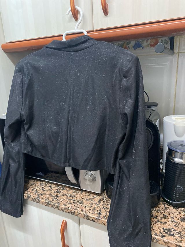 Chaqueta corta brillante negra