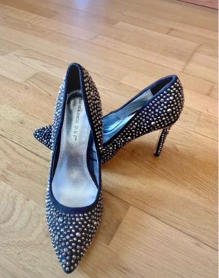 Zapatos de salón negros con pedrería