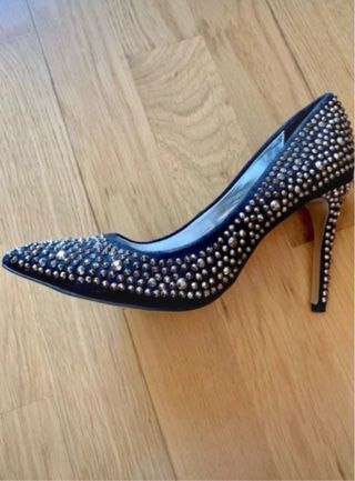 Zapatos de salón negros con pedrería