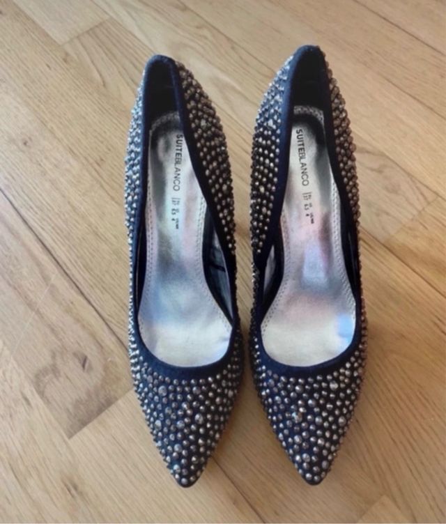 Zapatos de salón negros con pedrería