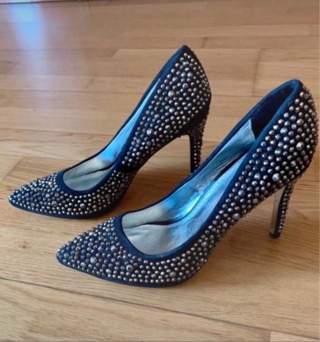 Zapatos de salón negros con pedrería