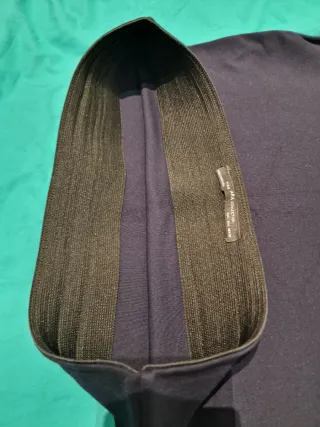 Falda mini asimétrica con volante, azul marino.