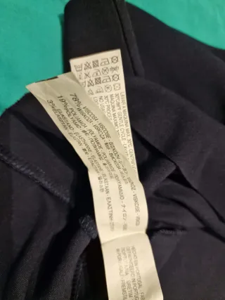 Falda mini asimétrica con volante, azul marino.