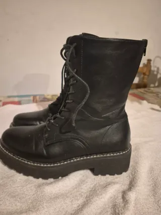 Botas negras con cordones y cremallera