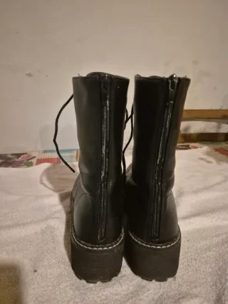 Botas negras con cordones y cremallera