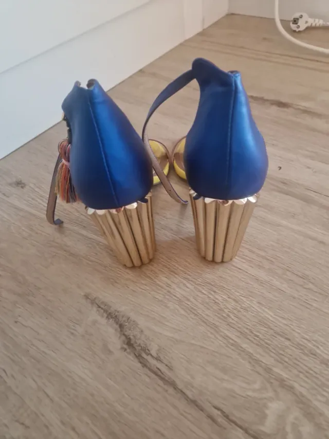 Sandalias de tacón azul y amarillo tacon dorado