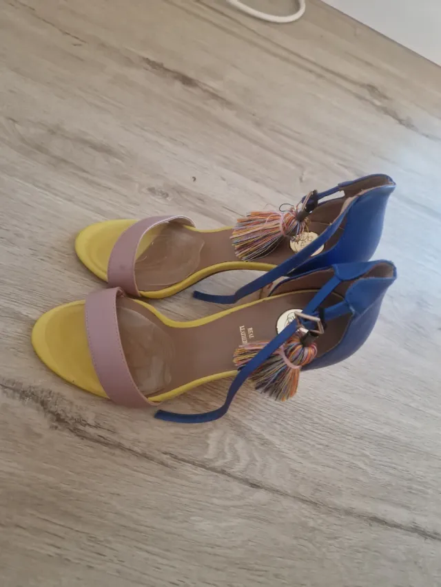 Sandalias de tacón azul y amarillo tacon dorado