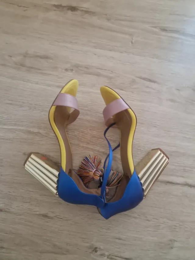 Sandalias de tacón azul y amarillo tacon dorado