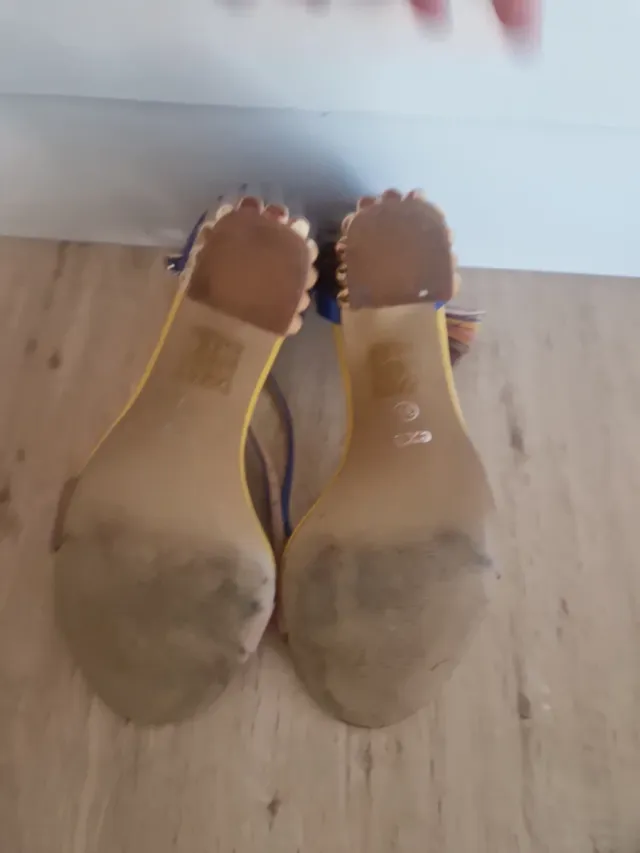 Sandalias de tacón azul y amarillo tacon dorado