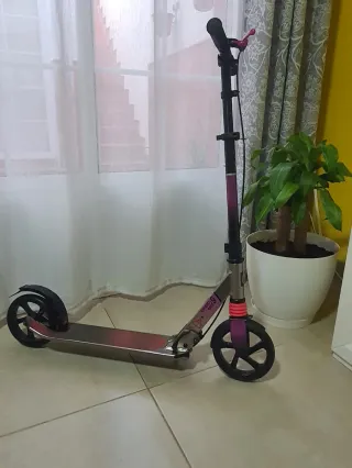 Patinete plegable plateado y rosa