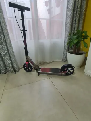 Patinete plegable plateado y rosa