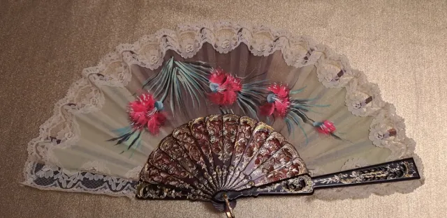 Abanico de encaje con flores pintadas