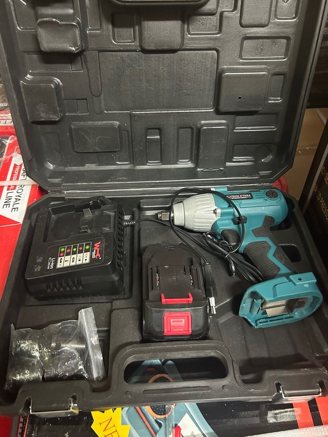 Taladro de impacto con baterías y cargador