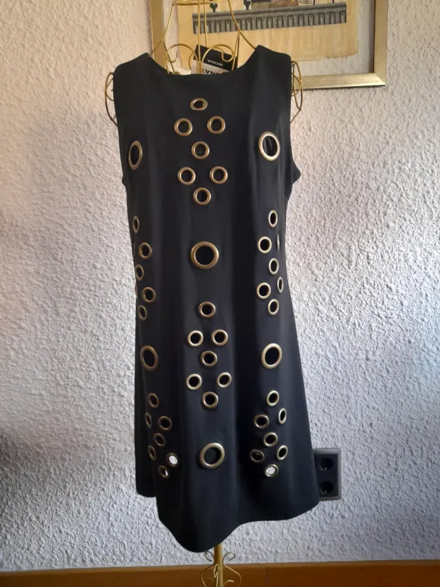 Vestido negro con detalles dorados