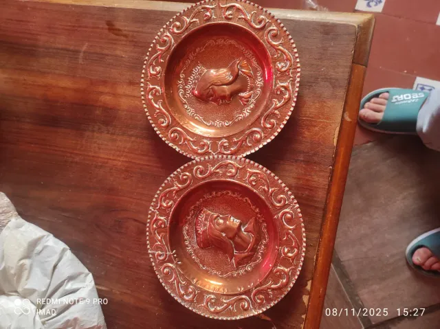2 Platos decorativos de cobre con relieve