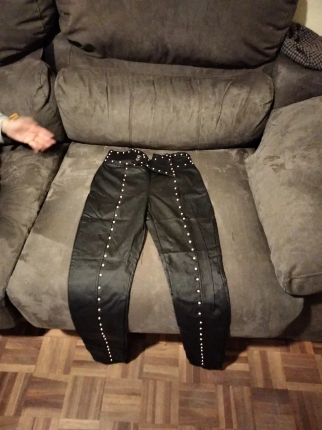 Pantalones negros mujer con tachuelas