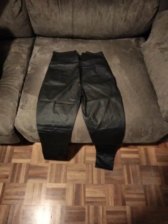 Pantalones negros mujer con tachuelas