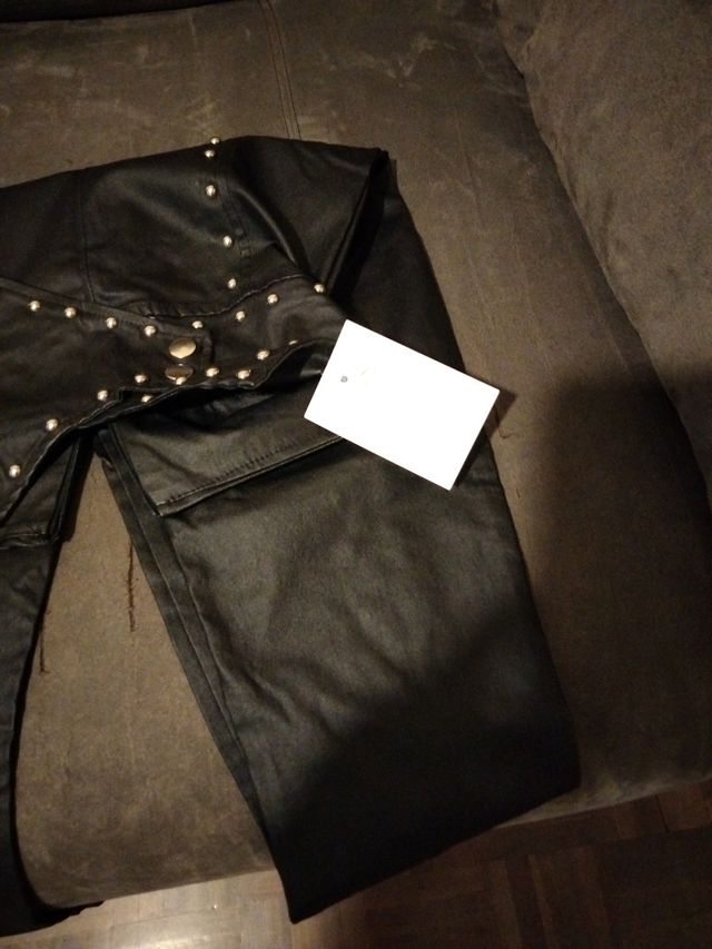 Pantalones negros mujer con tachuelas
