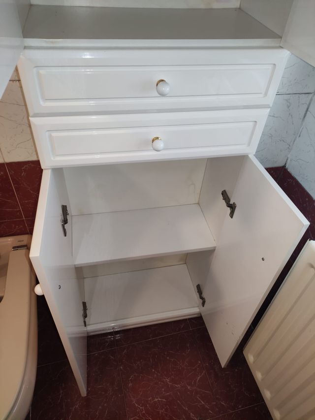 Mueble de baño auxiliar blanco y dorado