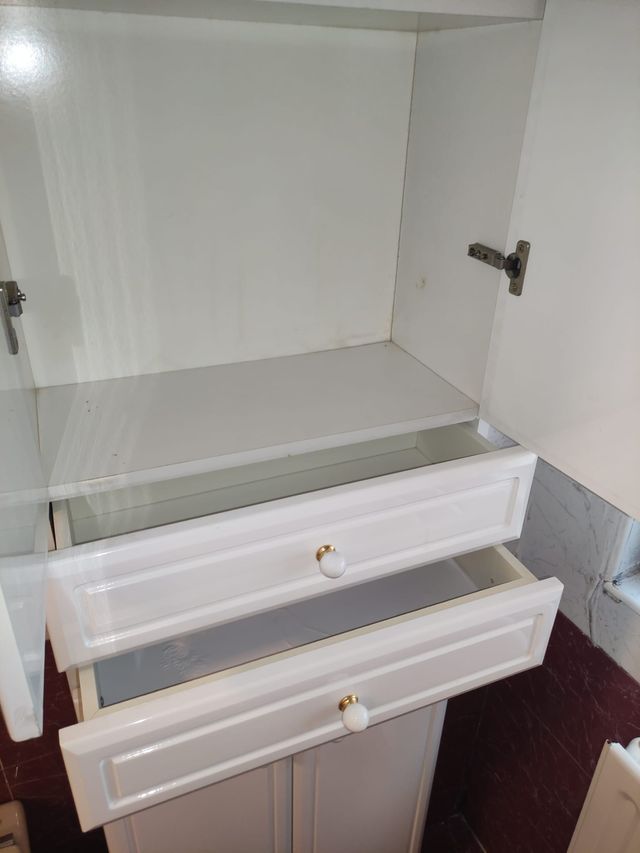 Mueble de baño auxiliar blanco y dorado