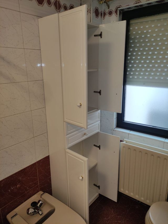 Mueble de baño auxiliar blanco y dorado