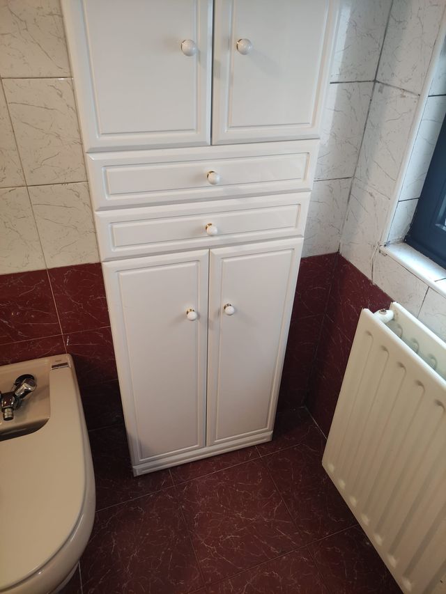 Mueble de baño auxiliar blanco y dorado