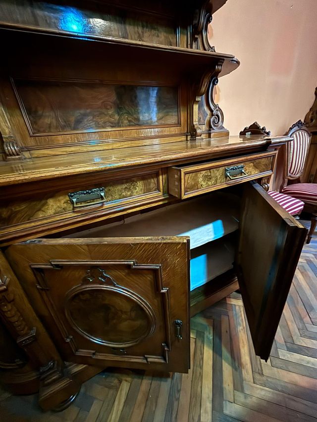 Mobile sala da pranzo in legno di noce e radica